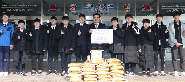 [꾸미기]0225 보도자료 관련사진(청소년 자원봉사단체 SUPER-B, 사랑의 쌀 기탁).jpg