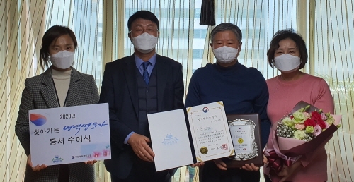 [꾸미기]서창률 지청장(왼쪽에서 두번째)과 김기진 님(왼쪽에서 세번째) 등 증서수여후 기념사진.jpg