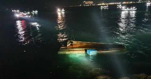 [꾸미기]속초항 북방파제 인근 전복 어선 사진-1.jpg