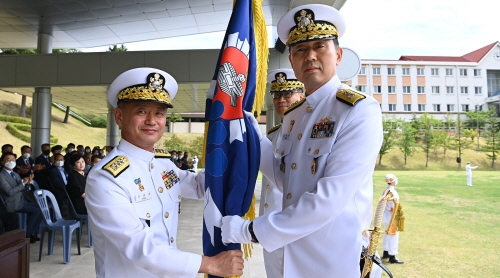 [꾸미기]220615 [보도사진] 제29대 해군1함대사령관 최성혁 소장 취임 (1).JPG