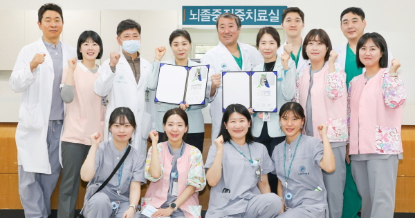 [꾸미기]01. 강릉아산병원 양구현 뇌졸중센터장(뒷줄 좌측에서 5번째)과 의료진들이 기념촬영을 하고 있다..jpg